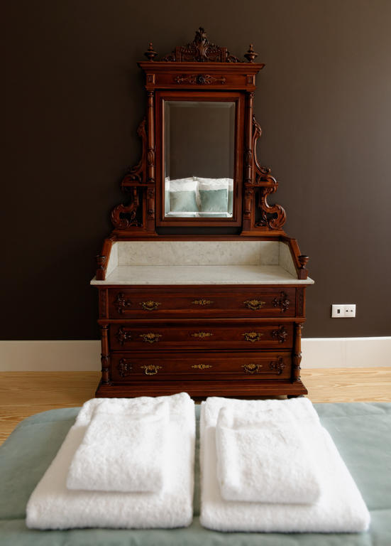 Guimaraes Studios Lounge Room photo